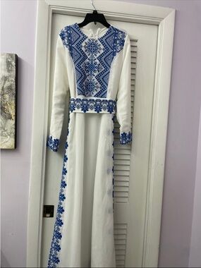 Thob Elegant White Maxi Dress with Blue Embroidery